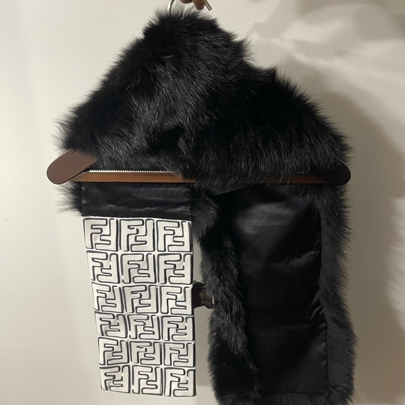 Authentic Fendi fox fur stole with buckle - Picture 3 of 7